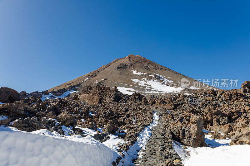 西班牙特内里费岛，通往El Teide火山山顶的白雪覆盖的小路